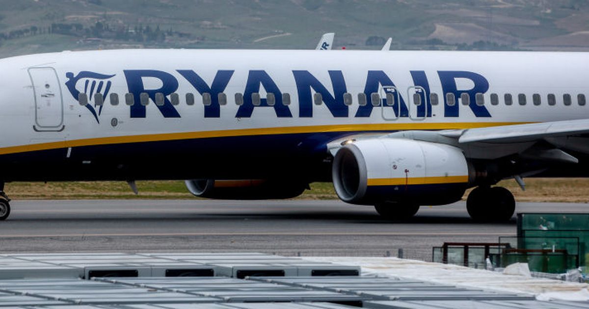 ryanair passenger dragged off flight to manchester airport for screaming abuse